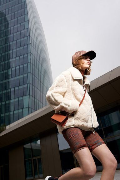 Modella/modello shooting outdoor. Lookbook per importante brand.